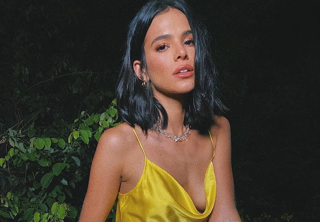 Bruna Marquezine surgiu sensualizando somente em trajes íntimos (Foto: Divulgação)