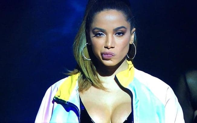 Tô em choque! Anitta estampa capa de revista americana e escancara "podres" da música no Brasil: "aprendi a jogar"