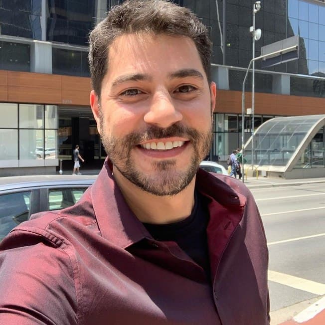 Em meio a polêmicas no palácio, Evaristo Costa surpreende ao aparecer ao lado da família real: "Tmj majestade"