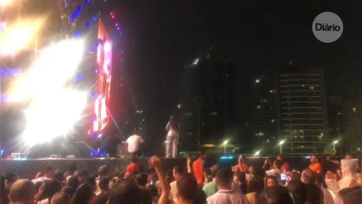 Mulher é brutalmente agredida por homens em show de Simone e Simaria; veja o vídeo