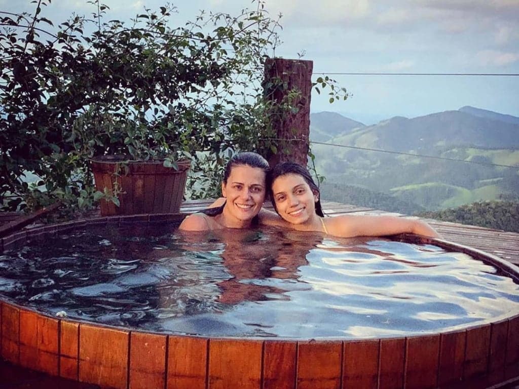 Adriana Araujo curte férias acompanhada e faz declaração: "Amor que não se mede"