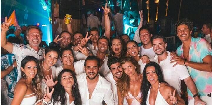 Tô é morta! Grazi Massafera é flagrada com a mão no pa% de Caio Castro em meio a comemoração com amigos