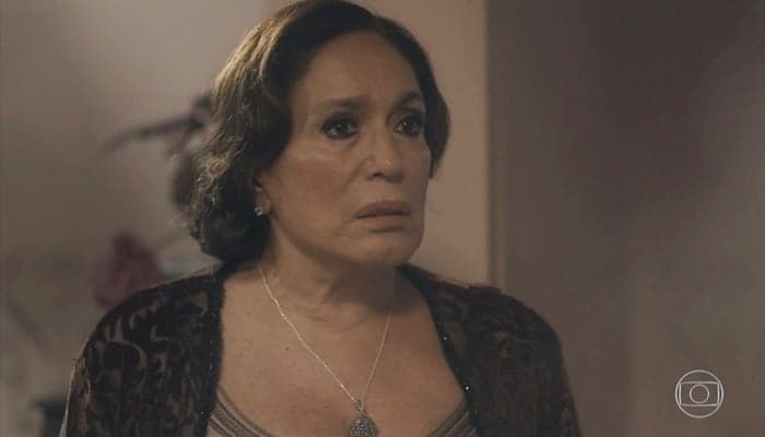 Éramos Seis: Emília é aterrorizada por passado misterioso e fica perturbada