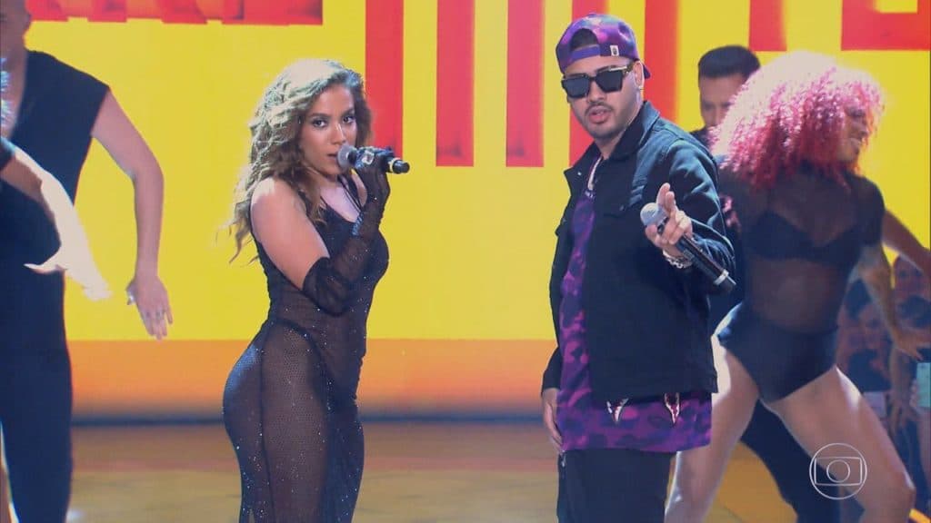 Anitta choca ao aparecer sem roupa na TV e faz proposta indiscreta a Kevinho