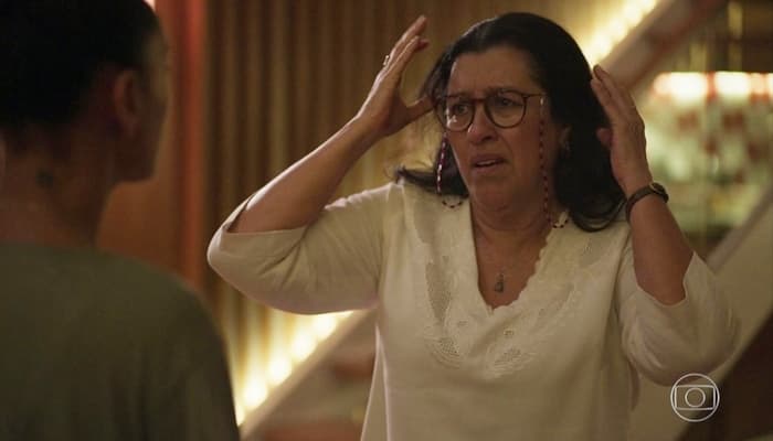 Regina Casé (Lurdes) em cena de Amor de Mãe (Foto: Reprodução/Globo)