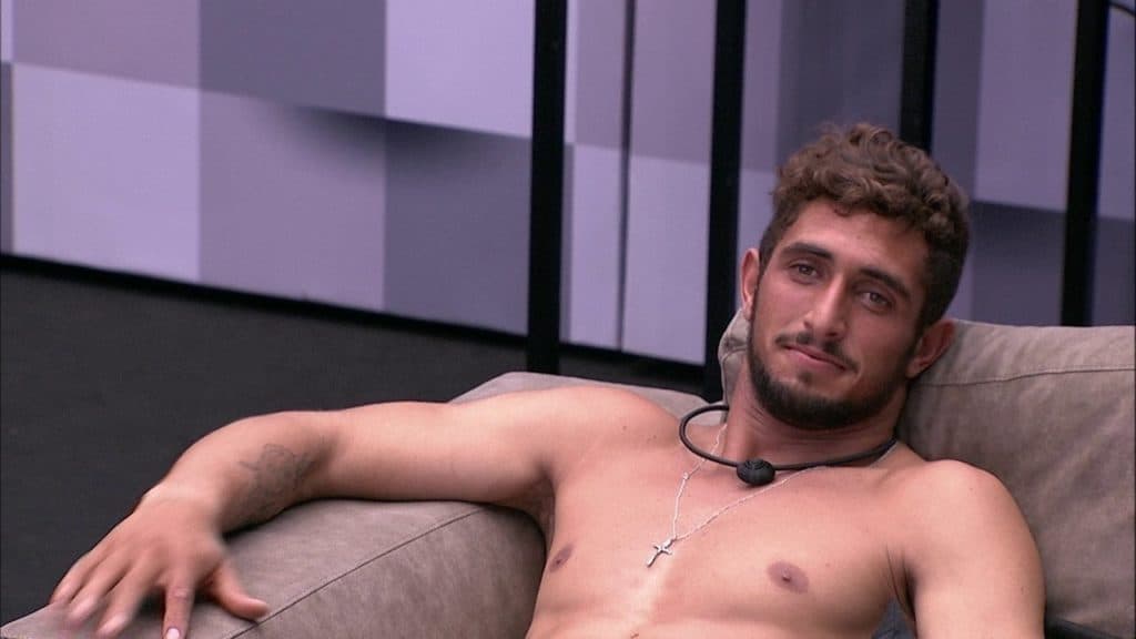 BBB20: Lucas Chumbo sofre com indicação ao paredão e desabafa durante conversa: "me segura aqui dentro"