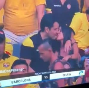 Torcedor do barcelona é flagrado beijando morena (Foto: reprodução)