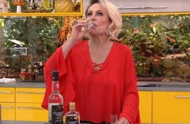 Ana Maria Braga tomando cachaça ao vivo na Globo (Foto: Reprodução)
