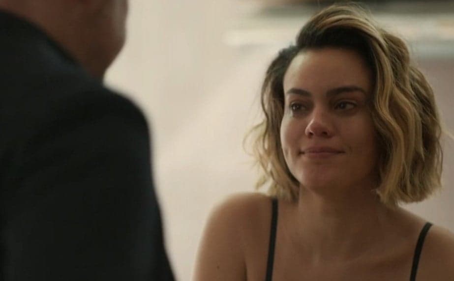 Letícia Lima choca ao dar lambida em Irandhir Santos em novela e comenta repercussão