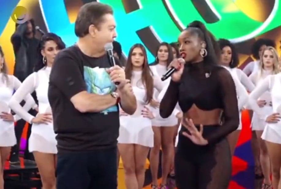 Iza dá chega pra lá em Faustão após ser interrompida e constrange apresentador em rede nacional