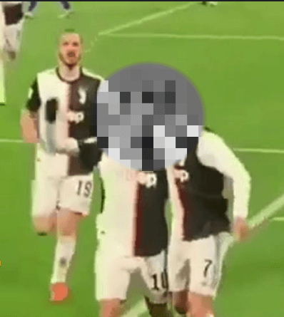 Surpreendente! Cristiano Ronaldo pega a todos de surpresa ao beijar jogador na boca após marcar gol pela Juventus