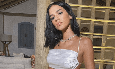A famosa atriz da Globo e ex-namorada de Neymar, Bruna Marquezine voltou a chamar a atenção dos internautas ao compartilhar foto de maiô fio dental (Foto: Reprodução/Instagram)