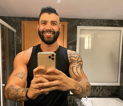 O famoso cantor sertanejo e Embaixador do Cariri, Gusttavo Lima se tornou um dos assuntos mais comentados ao jogar comida no público de seu show (Foto: Reprodução/Instagram)