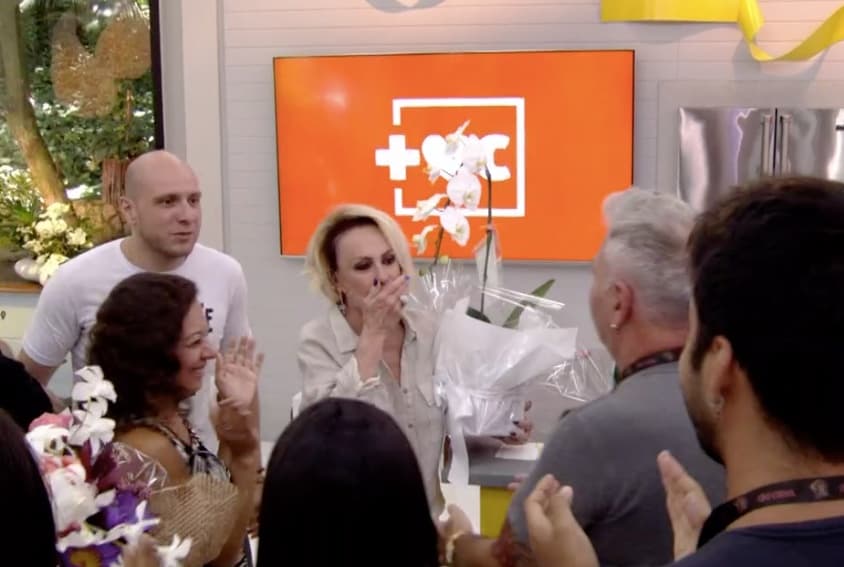 Aos prantos! Ana Maria com câncer, é parada por Louro José ao vivo e produção invade estúdio: "Guerreira"