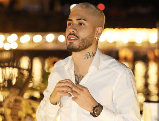 Após exibir espada e mostrar o que tem debaixo da toalha, Kevinho é transformado e público menospreza: "Cadê?"