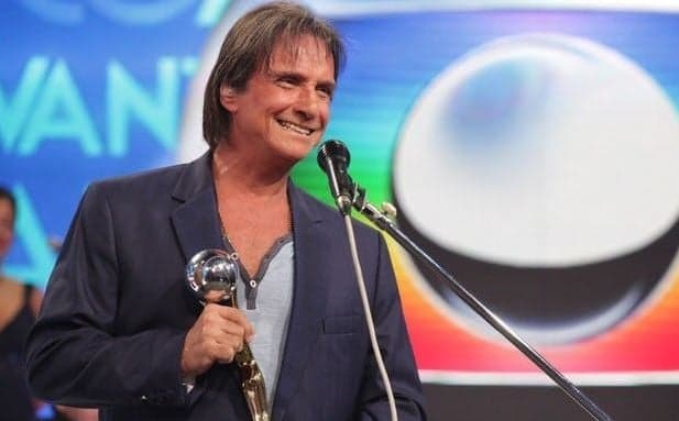 Roberto Carlos causa pânico em atrizes da Globo e é acusado de agredir fãs durante show: "Pega po##a"