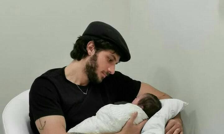 Chay Suede aparece em foto inédita com filha recém-nascida e detalhe chama atenção