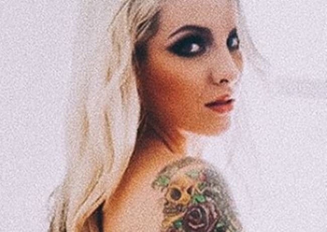 Ex-BBB Clara Aguilar surge completamente nua em foto e faz a alegria dos marmanjos: "Vem aqui em casa"