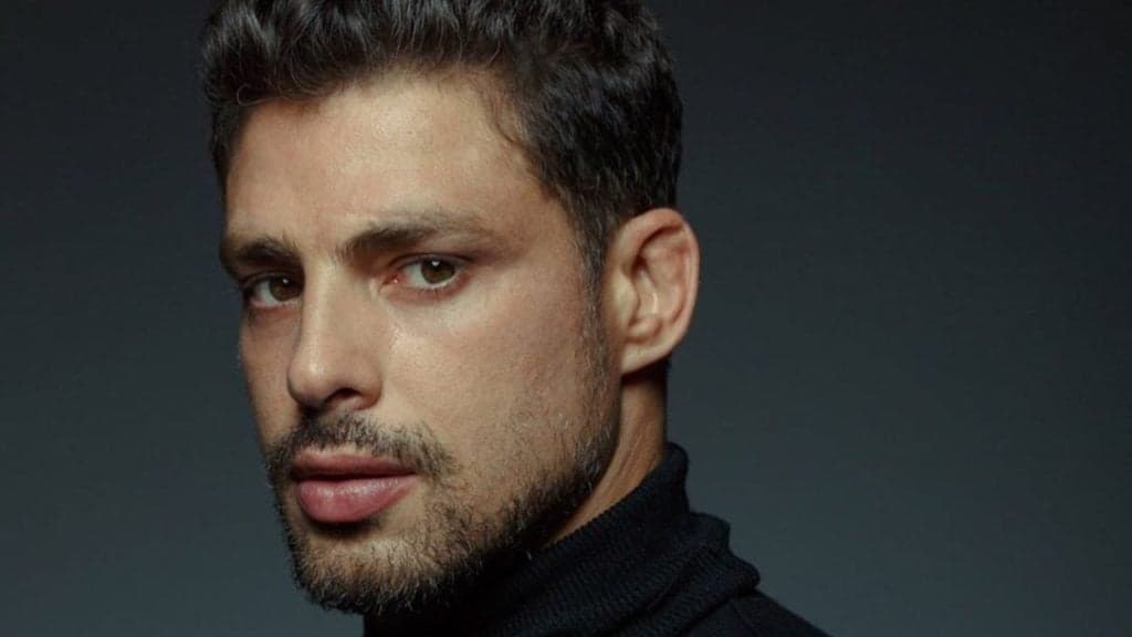 Cauã Reymond, após ser flagrado em sauna sem roupa, surge debaixo d'água sem nada: "Babei"