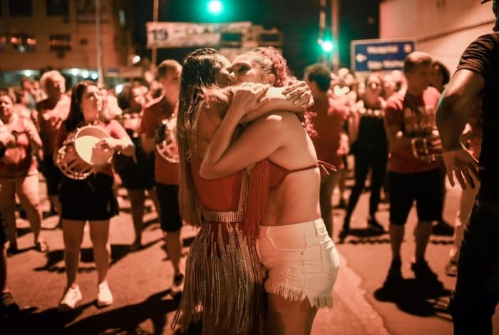 Após enxurrada de críticas, mãe de Lexa pede desculpa a passista após empurrão: "Em mim só existe amor"