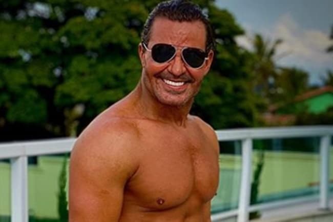 Eduardo Costa vira piada após usar photoshop em foto para deixar a barriga tanquinho