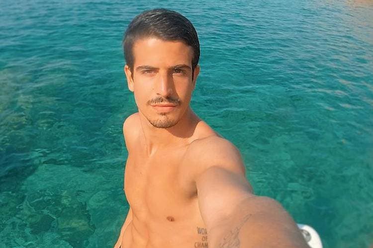 Enzo Celulari, filho de Claudia Raia, surge de bermudinha mostrando corpão em pose absurda: "Bruxaria"