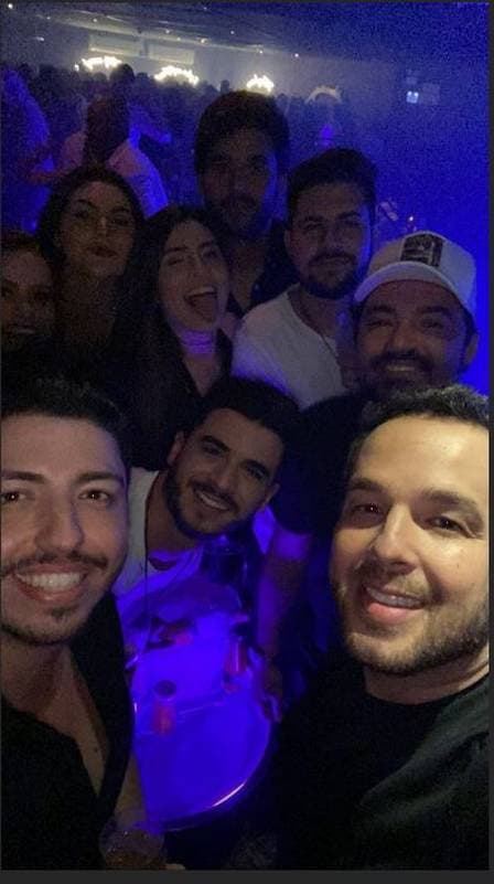 Fernando Zor ao lado dos amigos (Foto: Reprodução/Instagram)
