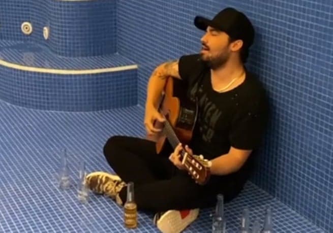 Fernando Zor aparece em vídeo sofrendo de amor após se separar de Maiara
