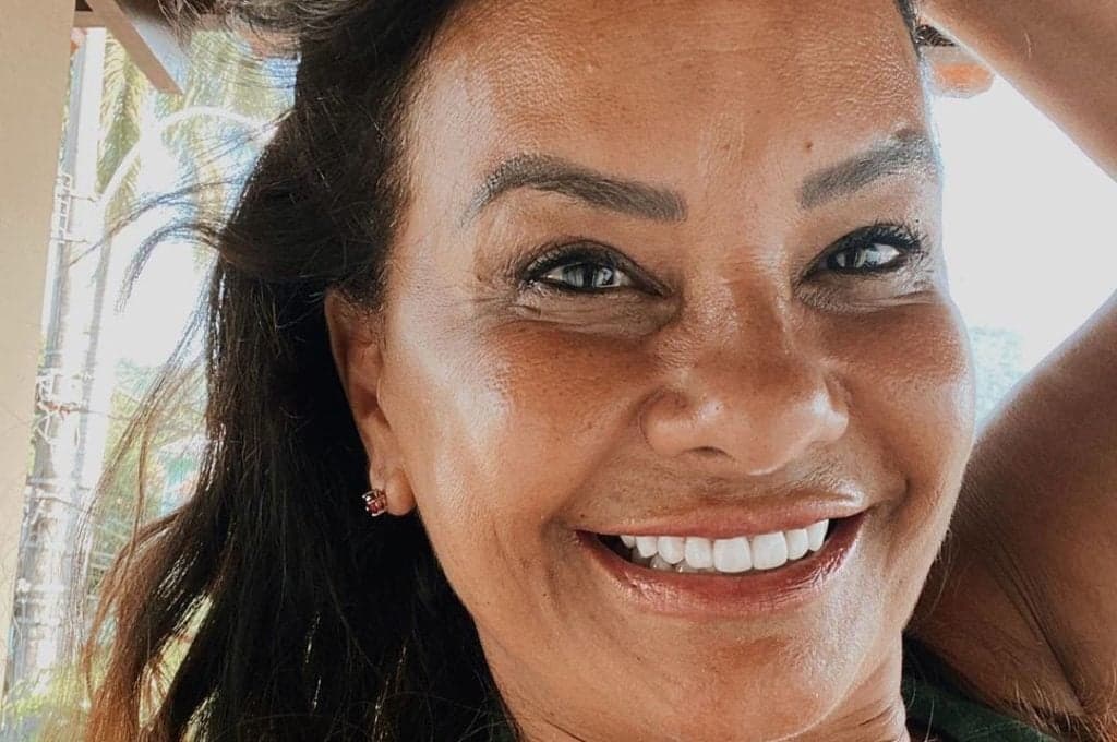 Solange Couto pega todos de surpresa, coloca seio para fora e comemora liberdade: "Meu corpo"