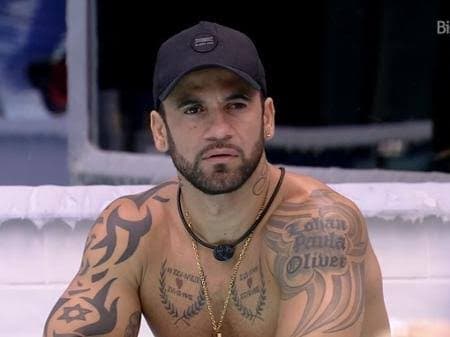BBB20: Hadson planeja dar encoxada em Mari Gonzalez após festa e causa revolta: "Nojo"