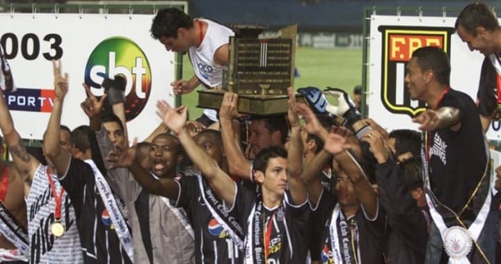 Corinthians foi o campeão paulista de 2003 (detalhe para o logo do SBT no palco, ao fundo). (Foto: Divulgação) Corinthians foi o campeão paulista de 2003 (detalhe para o logo do SBT no palco, ao fundo). (Foto: Divulgação)