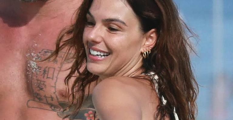 Sedutora! Isis Valverde joga bola de biquíni em praia do Rio do Janeiro e chama atenção dos cariocas