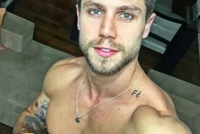 Ex-BBB Jonas, namorado de Mari Gonzalez, expõe seus 22cm e rasga o verbo sobre ser bem dotado