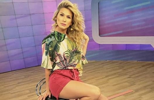 Nua? Lívia Andrade para a internet ao posar para clique sensual em cima de cavalo: "Estava pelada"