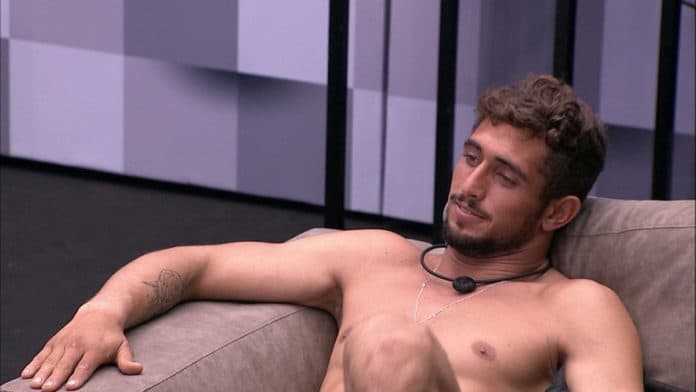 Surfista Lucas Chumbo falou não curtir muito mulher produzidona (Foto: Reprodução)