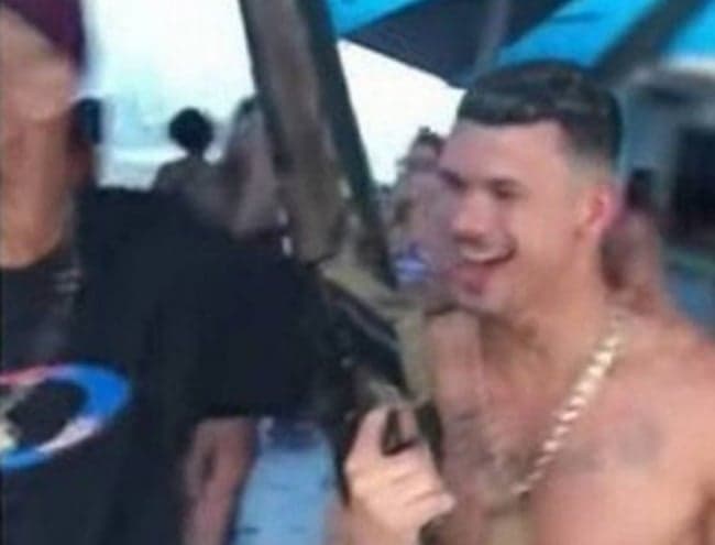 Irmão de jogador brasileiro famoso é flagrado com fuzil em favela e está na mira da Justiça