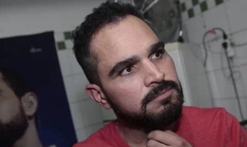Luciano Camargo surpreende e revela tamanho 'íntimo' em homenagem à esposa: 'Bem esticado'