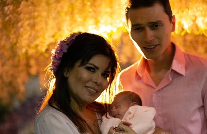 Mara Maravilha faz pronunciamento oficial após foto segurando bebê ser divulgada