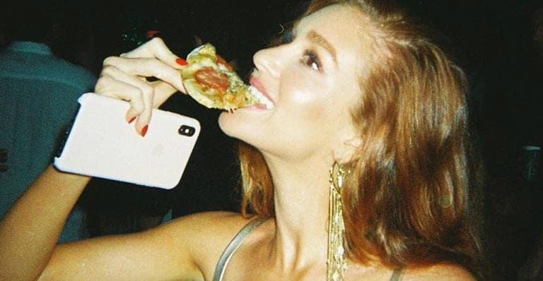 Marina Ruy Barbosa aparece em foto comendo pizza e sofre acusação de seguidora: "Vomitou para não engordar"