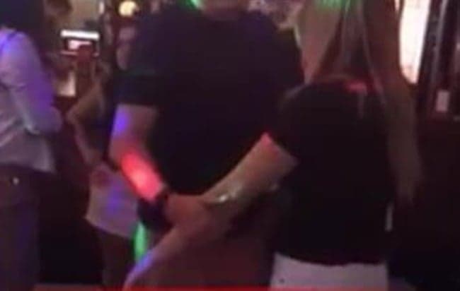 Vaza vídeo proibido de famoso pastor traindo a esposa com loira em boate