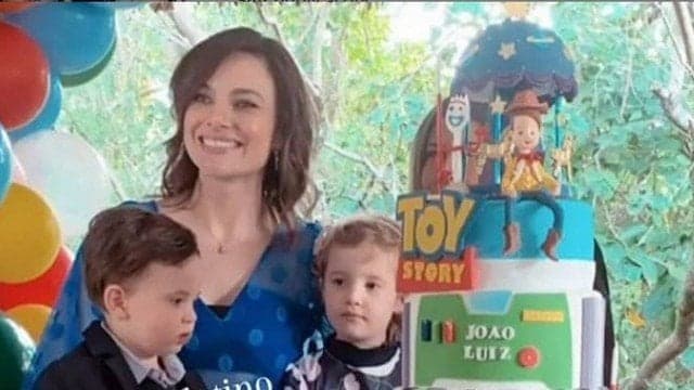 A ex-mulher de Victor Chaves, Poliana ao lado de seus dois filhos (foto: Reprodução) A ex-mulher de Victor Chaves, Poliana ao lado de seus dois filhos (foto: Reprodução)