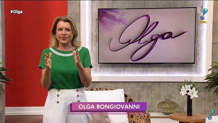 Olga Bongiovanni, após descobrir demissão pela imprensa, manda indireta e faz piada ao vivo em programa
