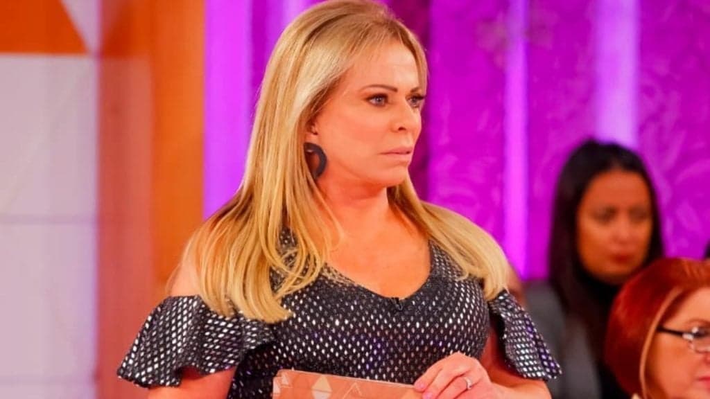 Christina Rocha coloca convidados no devido lugar, chama polícia na TV e barraco pega fogo no SBT