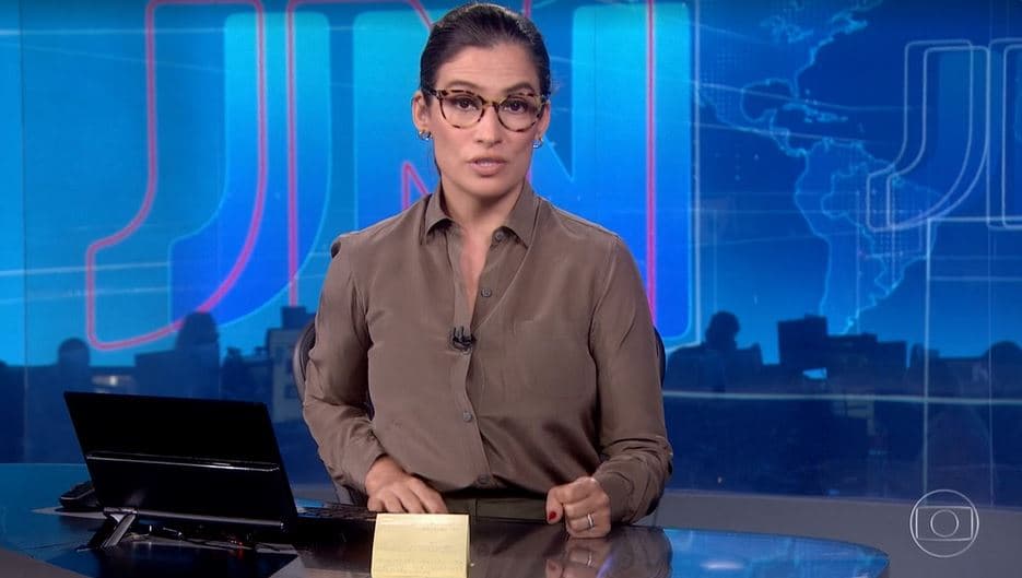Renata Vasconcellos entrou ao vivo na Globo para dar notícia extraordinária (Foto: Reprodução/Globoplay)