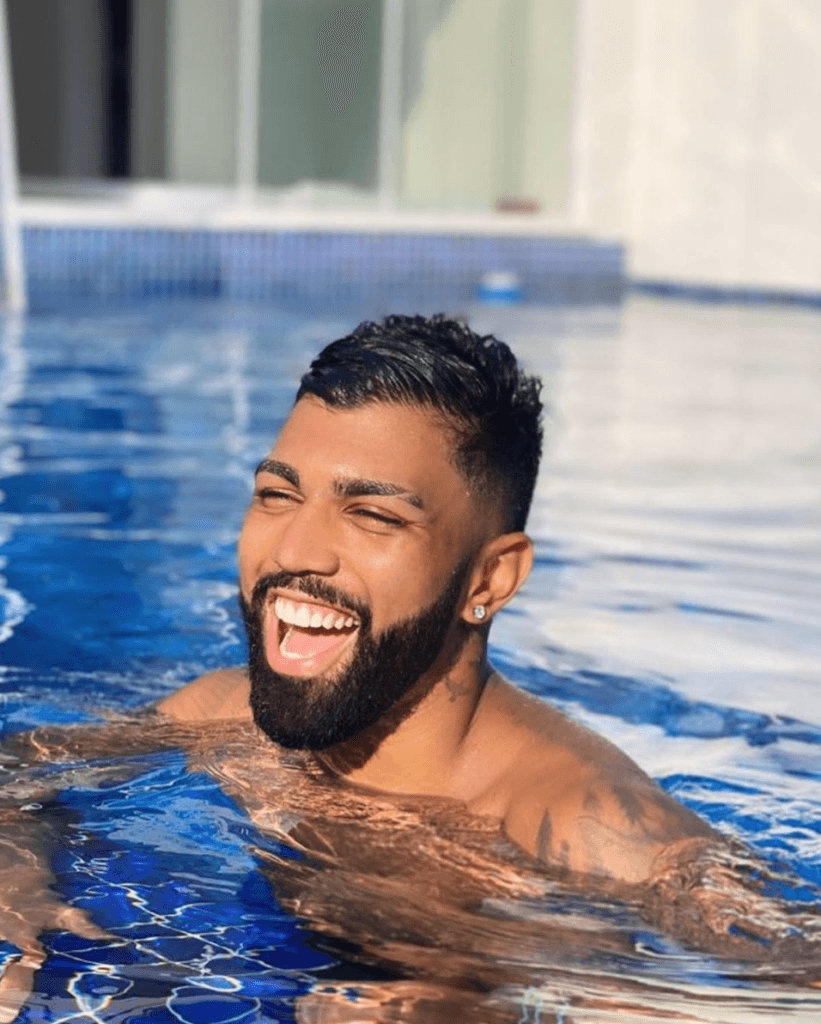 Após terminar com irmã de Neymar, Gabigol tem encontro em casa noturna e comemora na web: “Zerei a vida”