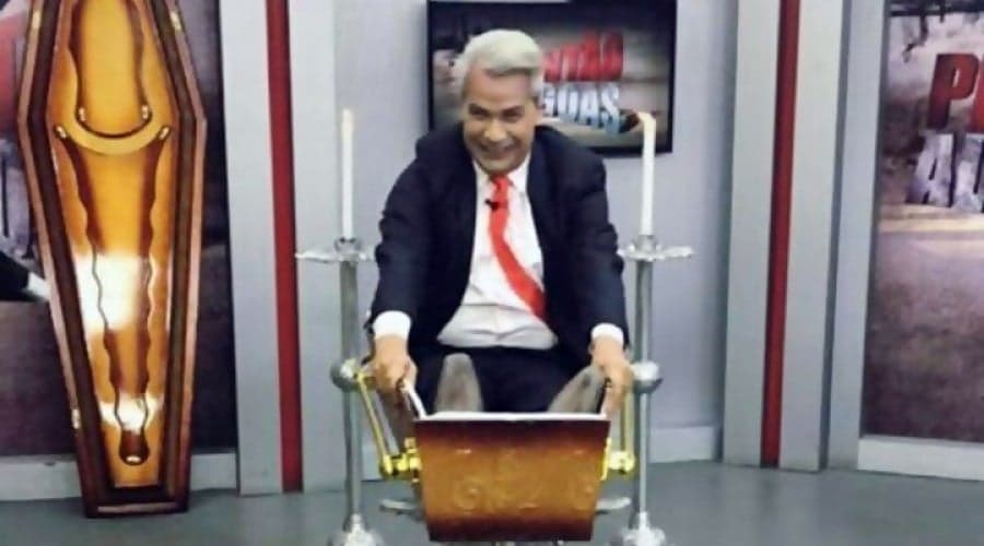 Fez História na TV: Sikêra Júnior o apresentador que faz programa de dentro de caixão e pula corda de Satã