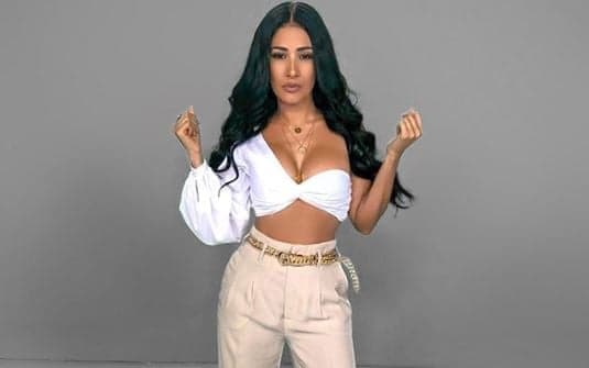 Simaria surge com roupa totalmente transparente que deixa tudo à mostra e público decreta: "Desrespeito"