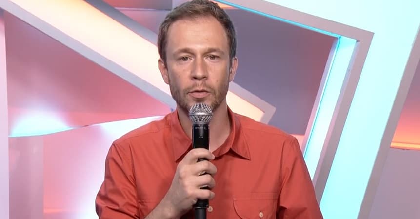 Muito abalado, Tiago Leifert interrompe discurso no BBB após morte chocante no The Voice Kids