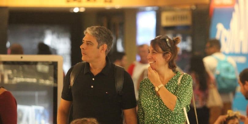 Após crise, William Bonner é flagrado em passeio com a esposa e confirma atual relação