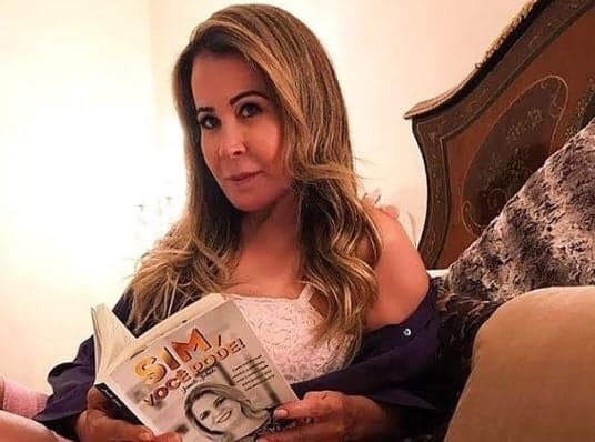 Zilu Godoi, em guerra declarada com Zezé, exibe decote generoso e alfineta: "Más influências''